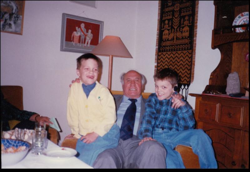 Domokos Géza 70. születésnapján unokáival, Mazsolával és Attilával 1998. május 17-én